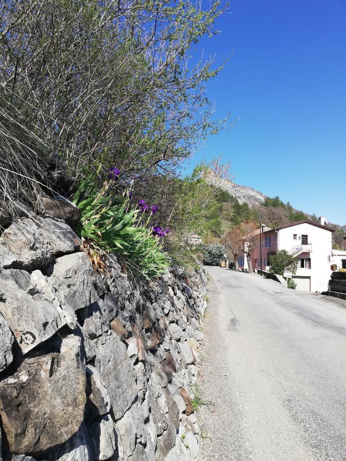 Gites Les Tilleuls Clamensane Екстериор снимка